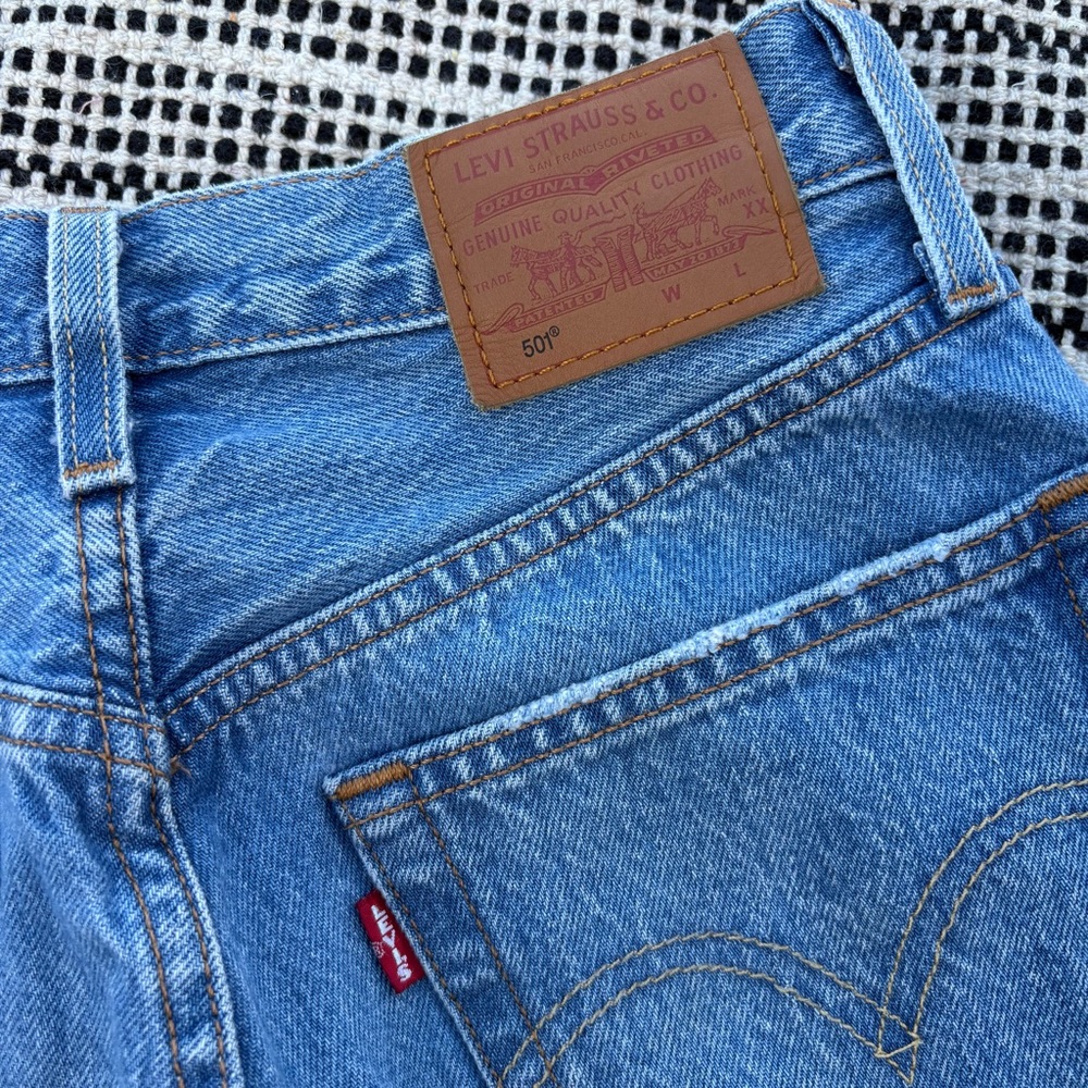 Levi's 501 Distressed Cutoff Jeans size 24 - Picture 7 of 8